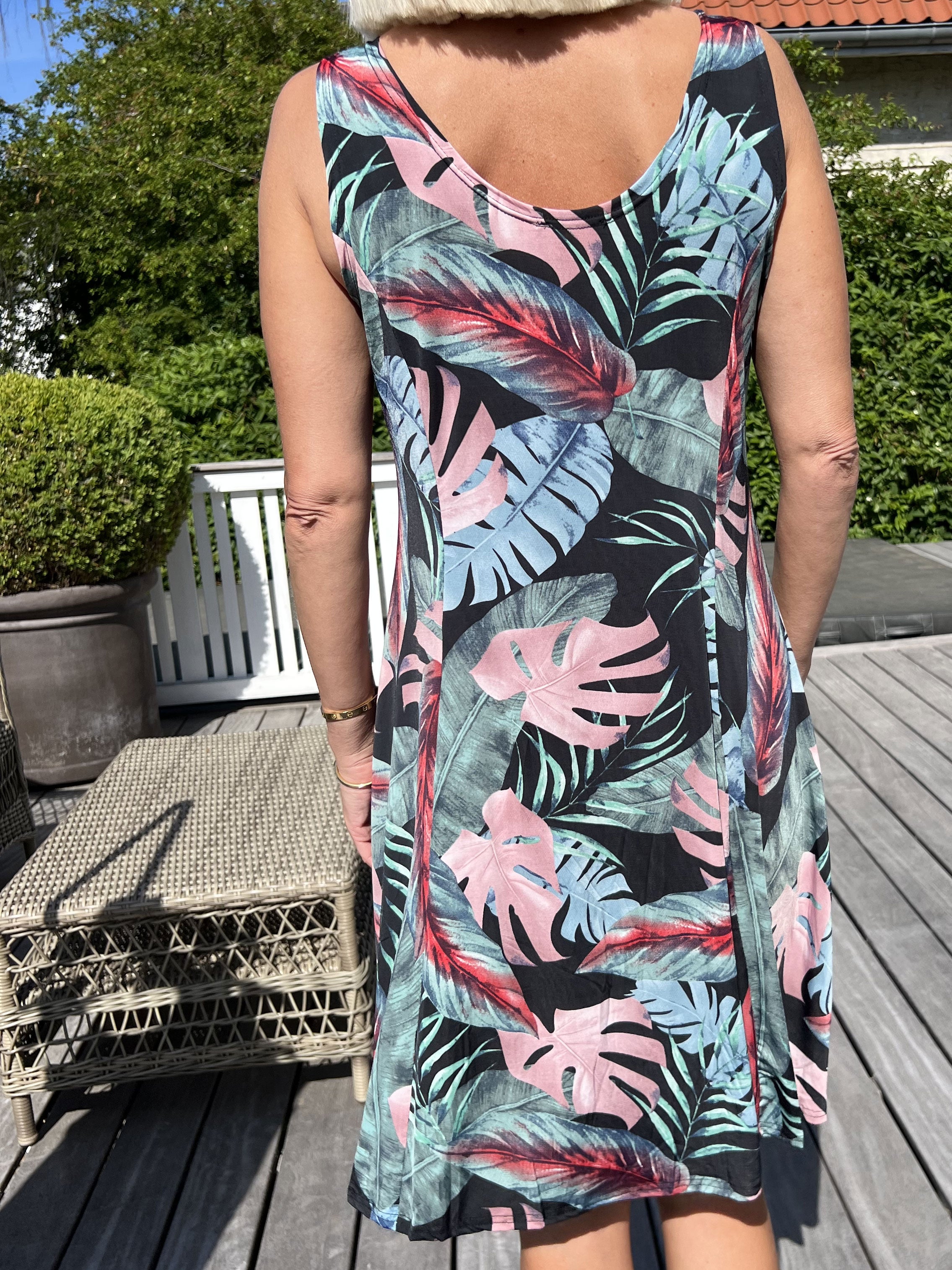 Maj Multi Leaf - Söt elastisk sommarklänning med mönster